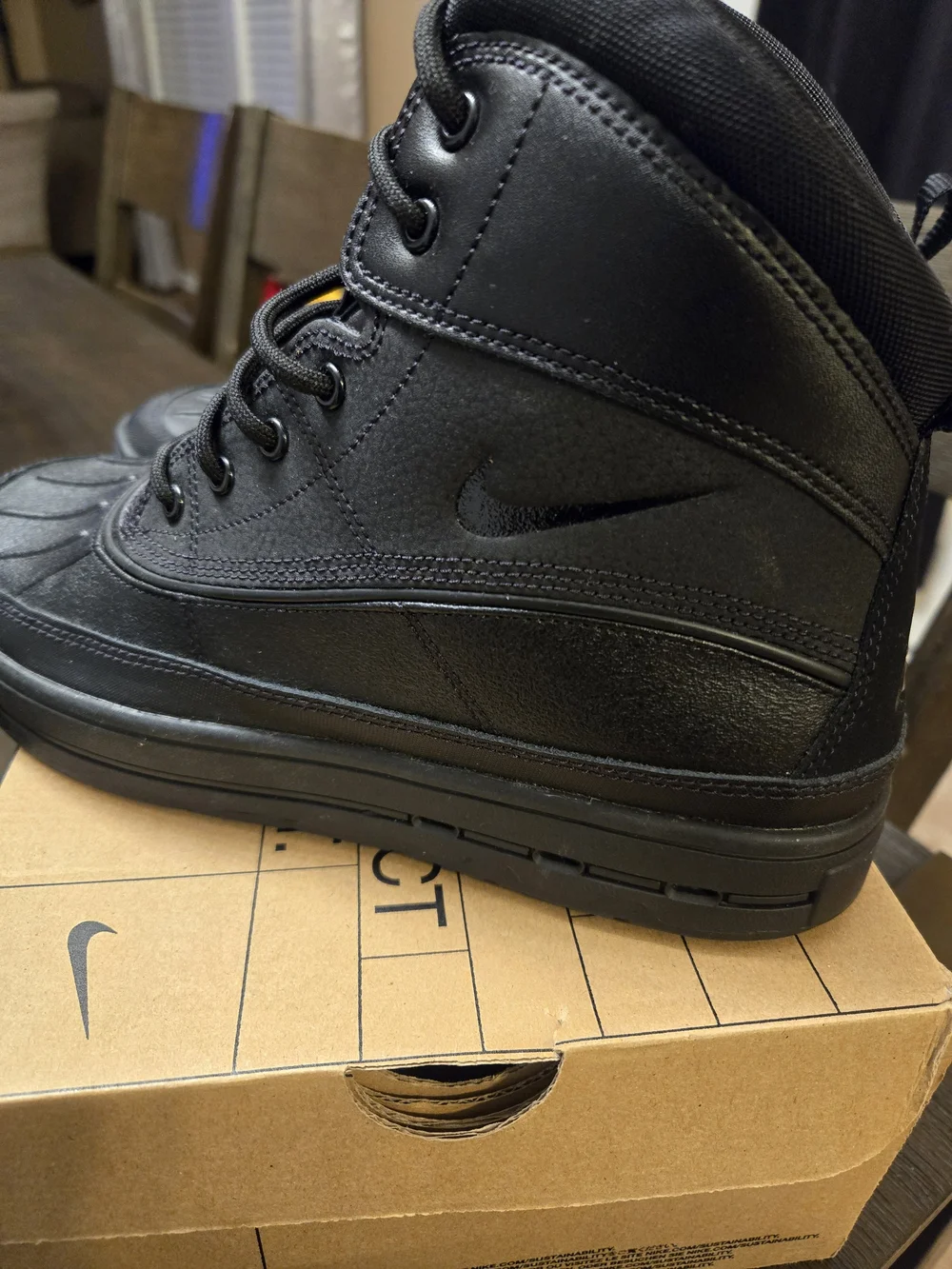 Nike Big KIDS Black High-Top Lace-Up Boots